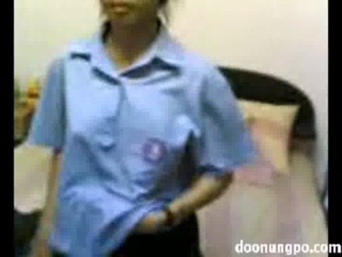 หลุดอีกแล้วมอ ปลาย คาชุดเลยครับ ชุดนักเรียนยังไม่ทันจะถอด นี่แม่งก็ โดนเย้ด เปิดเสื้อ แล้ว จับดูดหัวนมเสียวร้องลั่