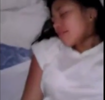 รุ่นพี่เปิดซิงรุ่นน้องหีอย่างเนียนหมอยไม่ทันขึ้นโดนเย็ดเละ