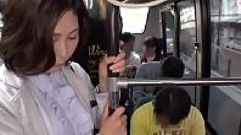 FREE JAVโป๊ลวนลามบนรถบัส แม่บ้านใจง่ายสมยอมไอ้ควยใหญ่ที่มาลูบหี เกิดอารมณ์เงี่ยนดี ถึงขนาดโดนเย็ดในที่สาธารณะก็ไม่ว่ากัน