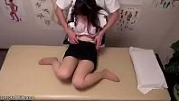 ดูเอวีญี่ปุ่นออนไล18+ นางเอกหน้าสวยคมเหมือนลูกครึ่ง โดนจับเย็ดหีเรื่องแรก แหกซะบานเห็นเม็ดแตดเลย โดนขยี้ไปทีตัวงอเป็นกุ้ง