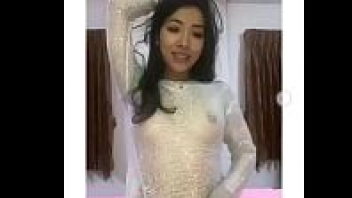 คลิปโป๊HOTxxx สาวเมียนมาสุดเซกซี่ พกความขาวกับหีเนียนๆ เปิดกล้องไลฟ์สดช่วยตัวเอง ชุดแนบเนื้อใส่แบบนี้ไม่ได้นอน มันน่าเย็ดจริงนะ