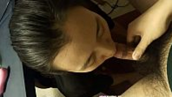 หลุดมาใหม่xxx เด็กนักศึกษาชอบควยอมโม้กเล่น ดูดมันส์แบบนี้เรียนมาจากไหน มันน่าเย็ดนะรู้มั้ย