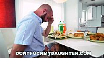 XXXX หนังxยุโรปแอบมาดูดควยใต้โต๊ะ ใช้ปากเลียควยให้พ่อ ควยใหญ่ดูดมันส์ไม่แพ้เย็ดหีกันเลย