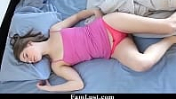 ดูหนังโป๊แนวลักหลับ นอนหีออกครวโดนควยในครอบครัว xxx เย็ดมันจัดจนต้องชักว่าวตาม